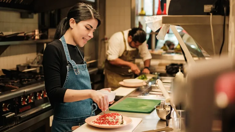 Chef Gaby Ruiz preparando chiles en nogada en la cocina de Legado por Cielito Querido