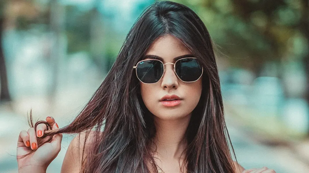 Chica con uno lentes de sol Rayban