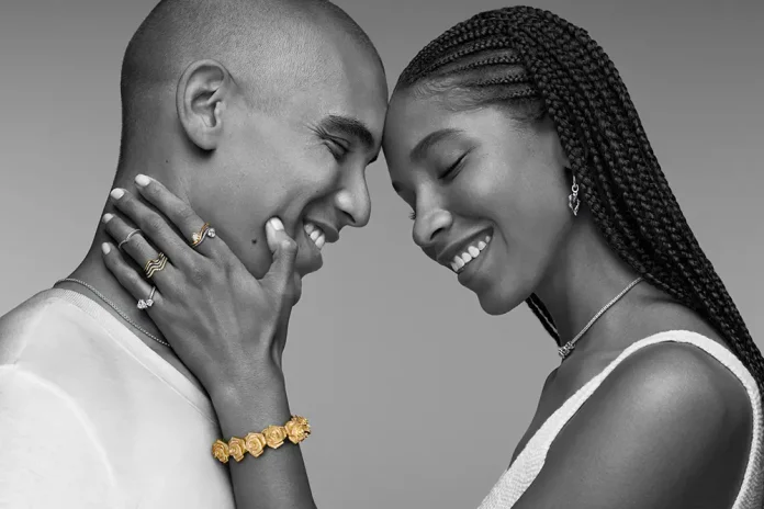 Pareja luciendo la nueva colección Be Love de Pandora para San Valentín