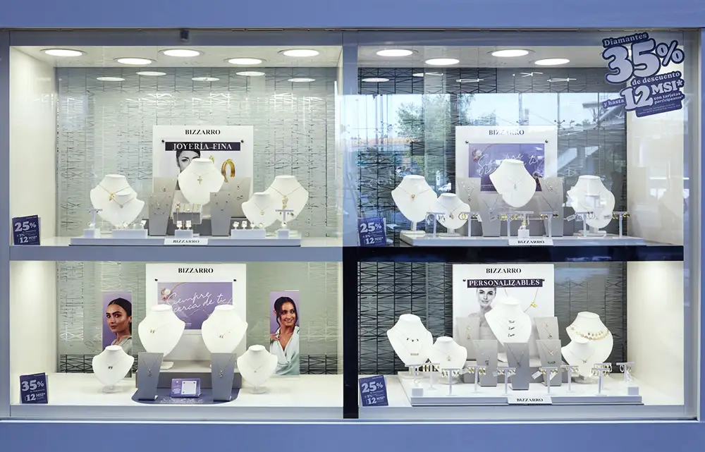 Vitrina de Joyerías Bizzarro con anillos de compromiso y joyería de lujo en celebración de su 46 aniversario.