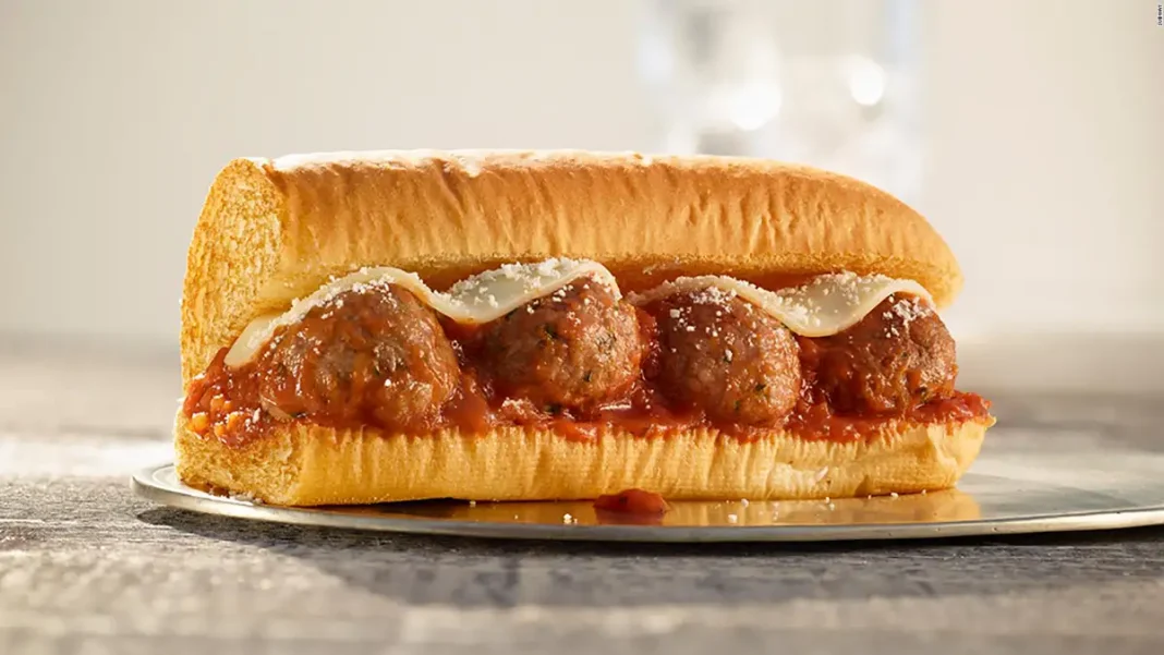 Sub de Albóndigas Subway con queso mozzarella y parmesano