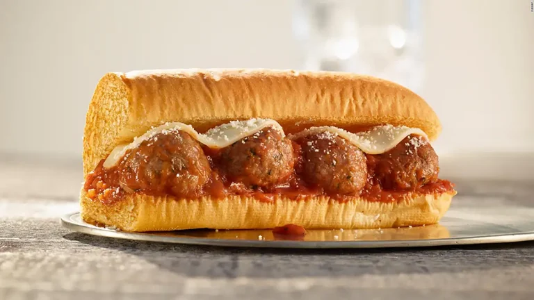 Sub de Albóndigas Subway con queso mozzarella y parmesano